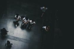 校园霸凌，一个令人痛心的现象，却在我们的生活中屡屡发生。那些被霸凌的学生，他们承受了无尽的痛苦和屈辱，而回应者，则往往因为法律意识的淡薄，选择了极端的方式，最终导致了悲剧的发生。