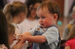 男童从幼儿园2楼跌落，称被推下，一场关于真相与责任的探寻