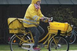 物业回应外卖员在小区门口下跪要车，理解背后的辛酸与寻求解决方案