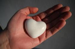 女性肾阳虚的症状有哪些？怕冷、腰酸、月经异常，教你快速识别与调理