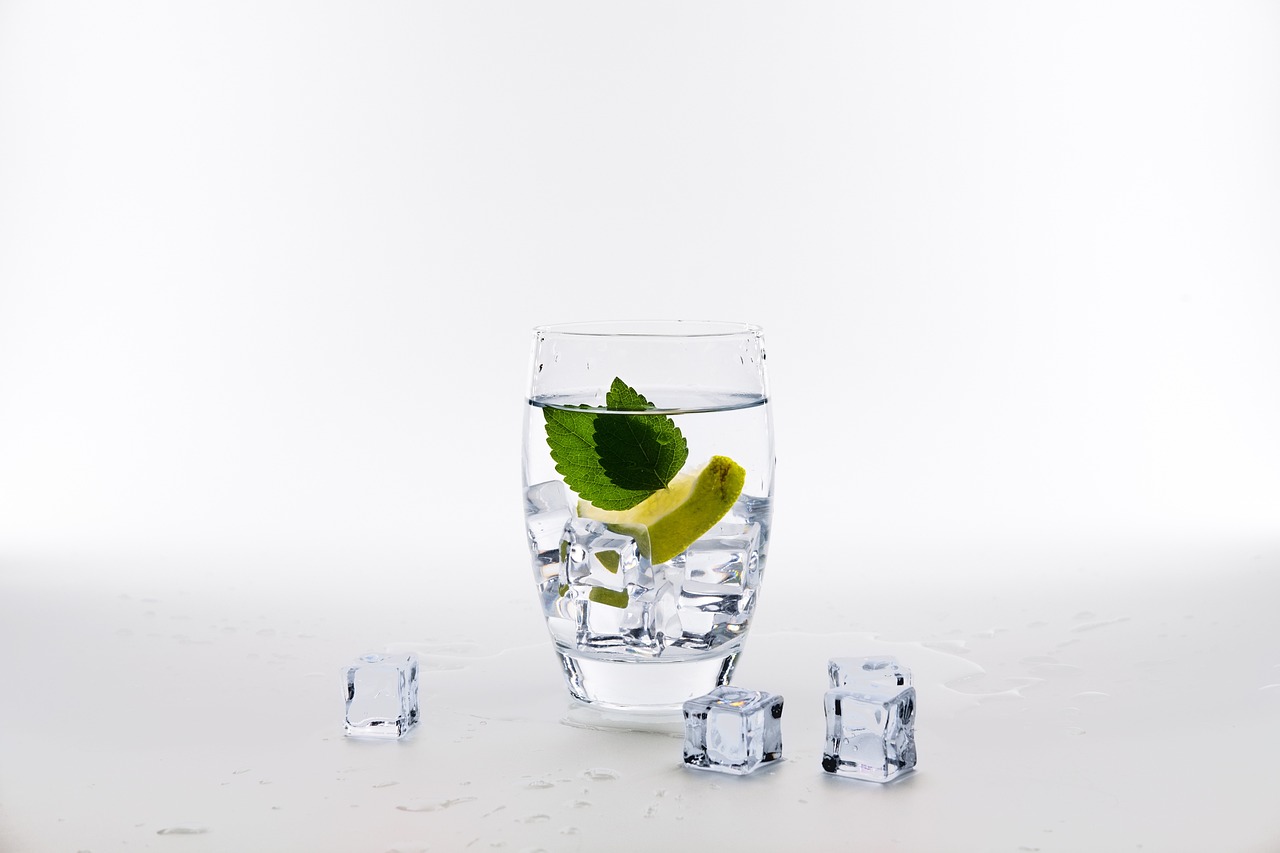 骑手进小区须买瓶水