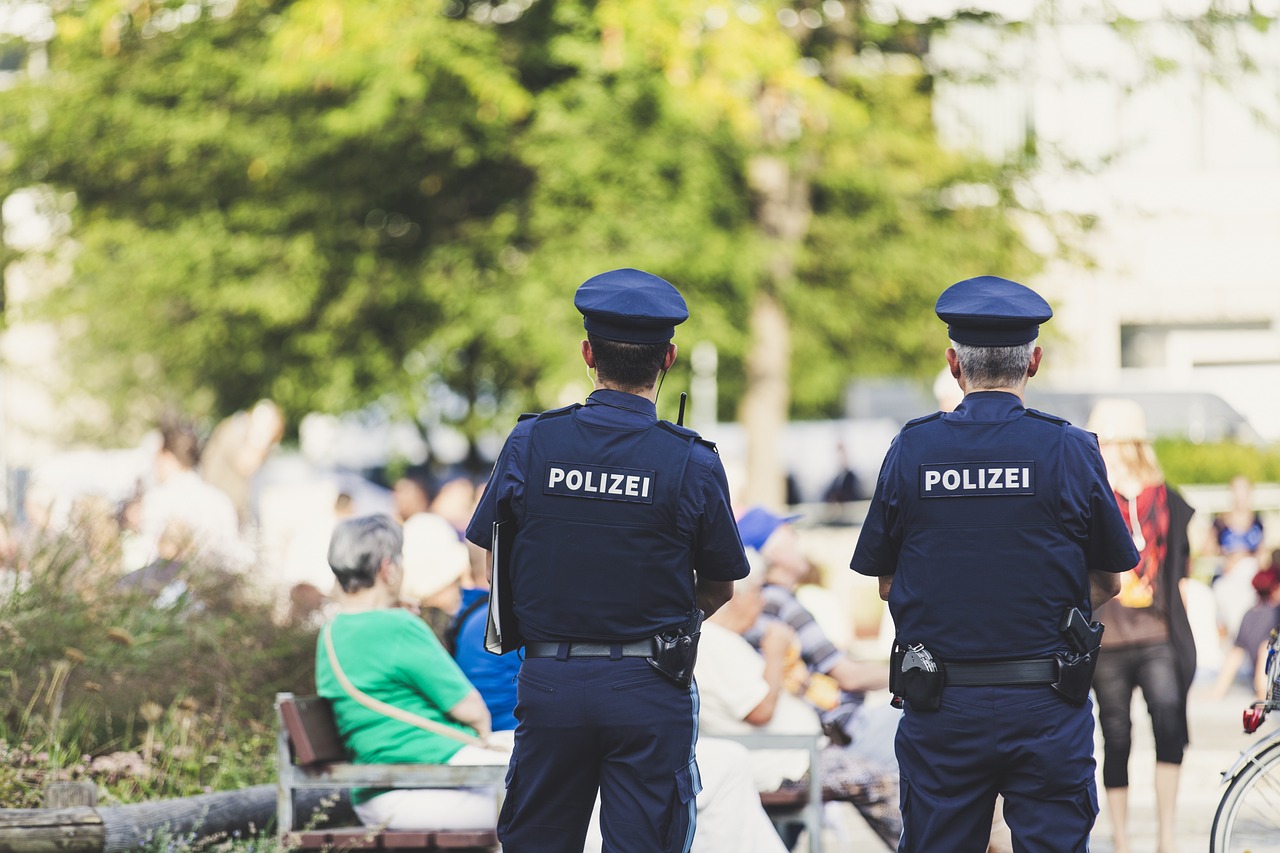 警方通报女子维修外墙时遭人割绳，一场意外背后的真相与反思
