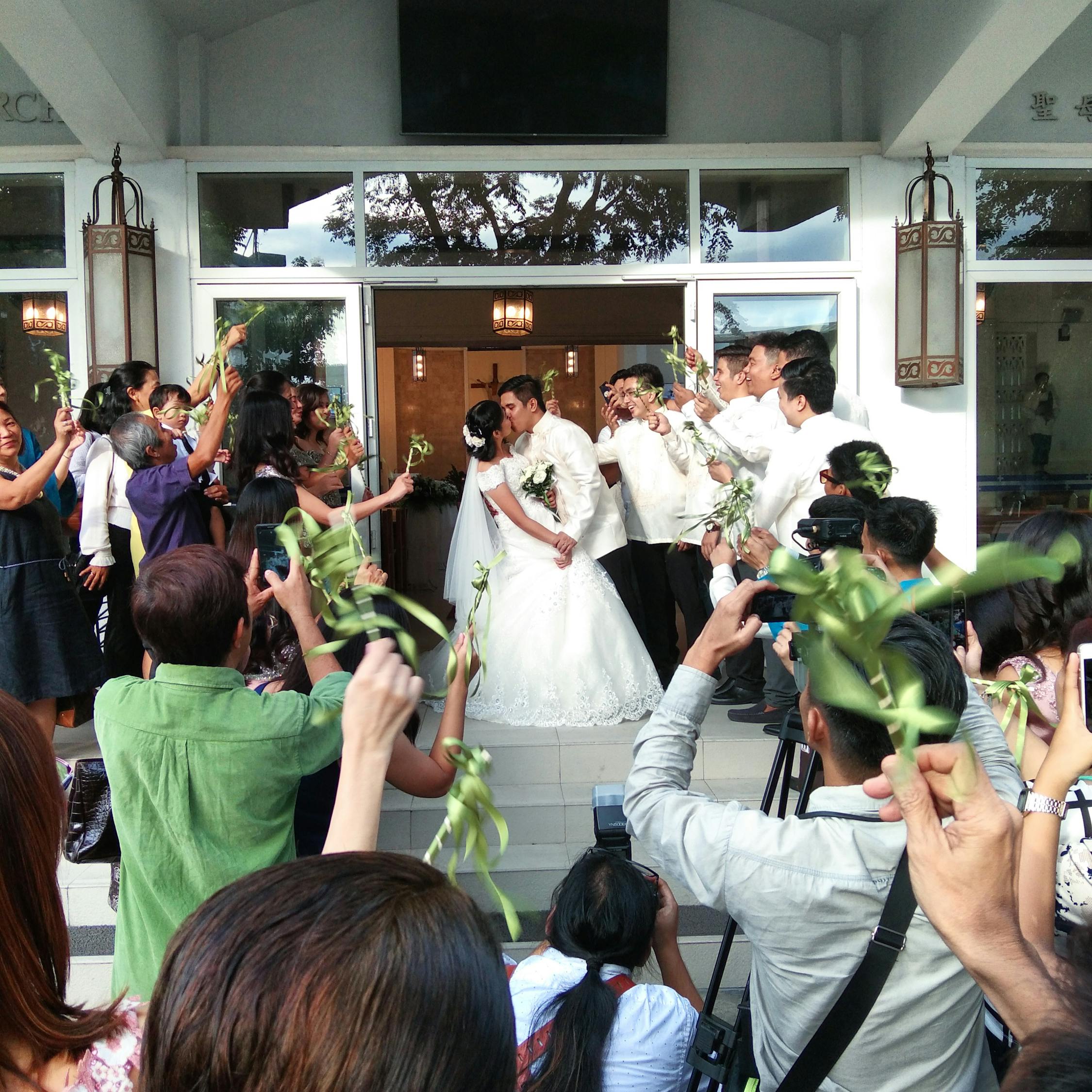 婚礼现场新郎突然从兜里掏出个槟榔